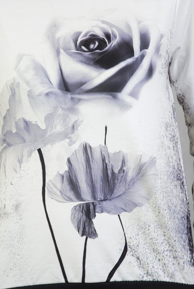 Biała bluza z kwiatami róży