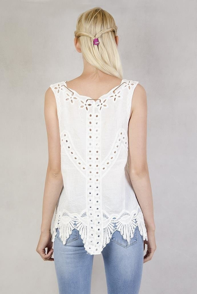 Biała bluzka w ażurowe wzorki z rzemykiem z piórkiem