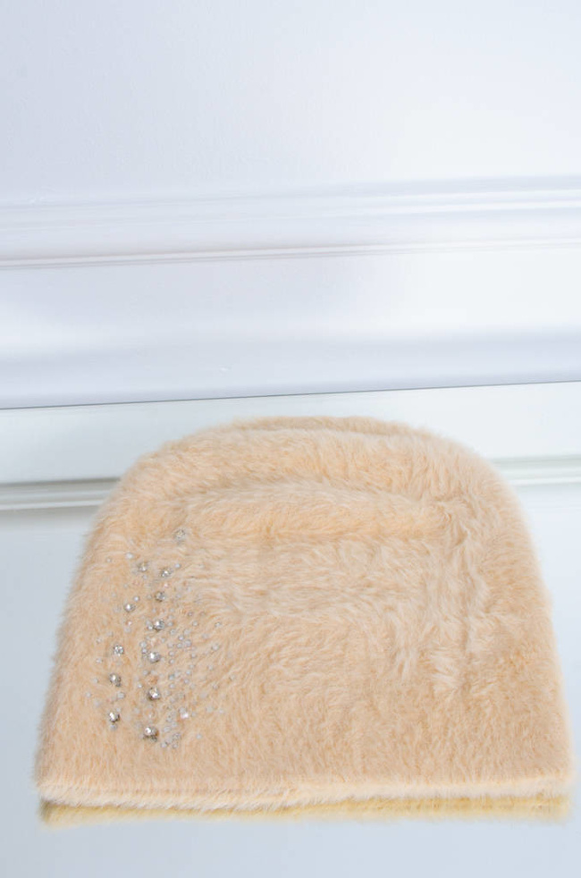 BEŻOWA FUTRZANA CZAPKA Z OZDOBNYMI KRYSZTAŁKAMI