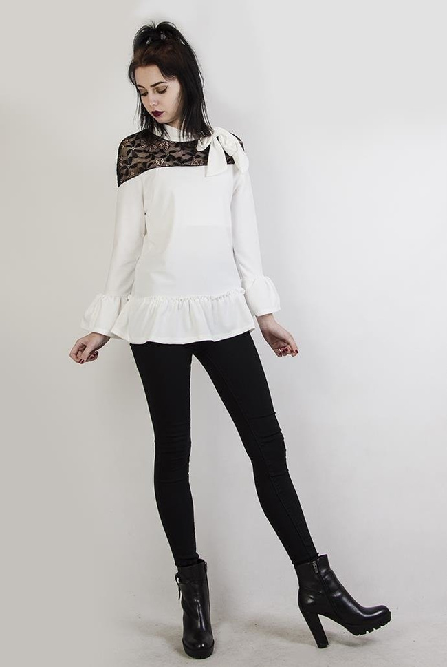 Biała bluzka z koronkową wstawką i kokardą