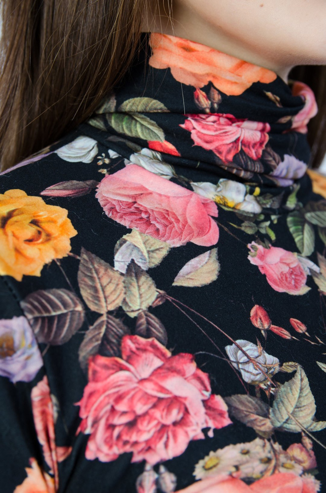 CZARNA BLUZKA Z GOLFEM W KWIATY