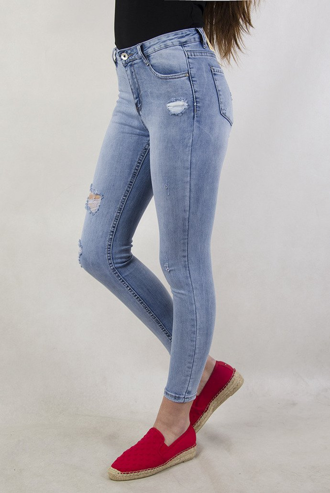 Jasne spodnie z dziurami, przylegające