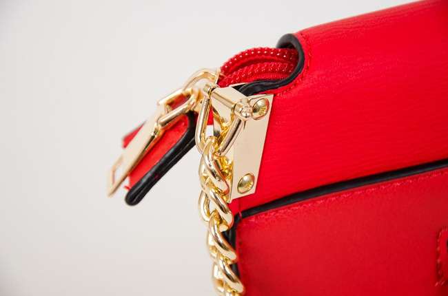 Czerwona kopertowa torebka na złotym łańcuszku