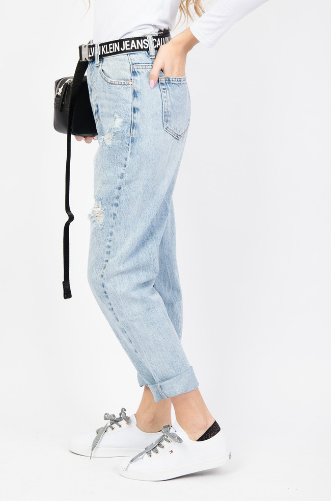 Jasne spodnie jeansowe mom fit z przetarciami