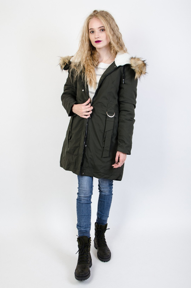 Zielona kurtka ocieplana ze ściągaczem w tali 