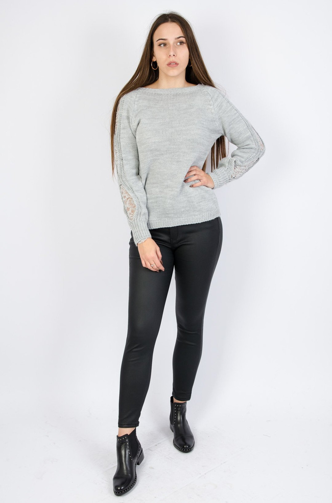 Szary sweter z koronkowymi wstawkami na rękawach