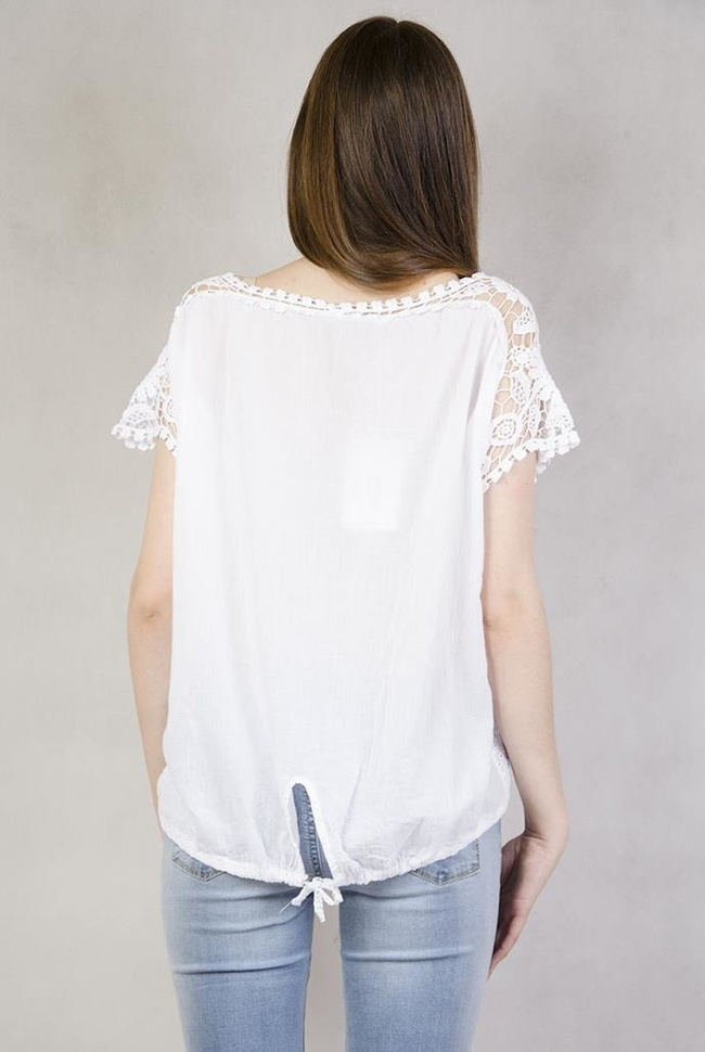 Biała bluzka z koronkowymi rękawkami