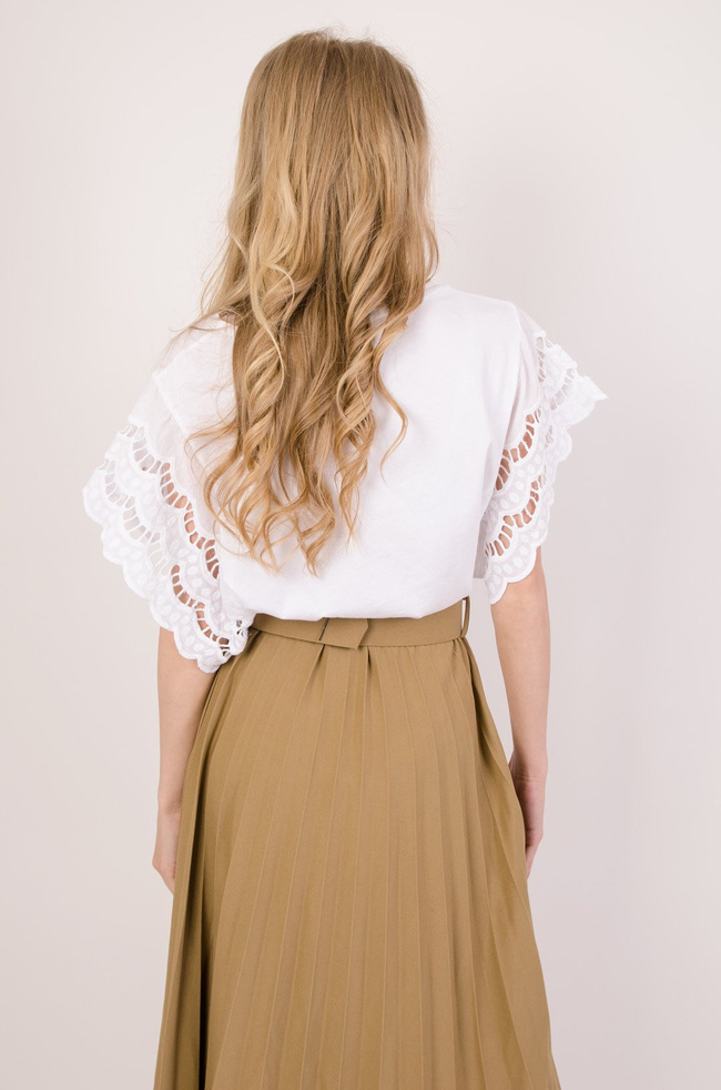 Biała bluzka z ażurowymi rękawami