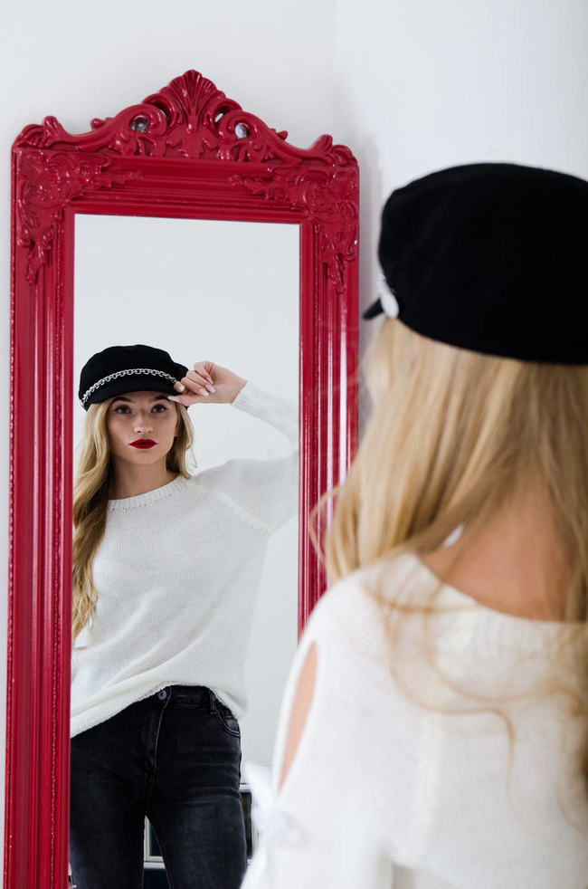 KREMOWY AKRYLOWY SWETER Z WSTĄŻKAMI NA RĘKAWACH