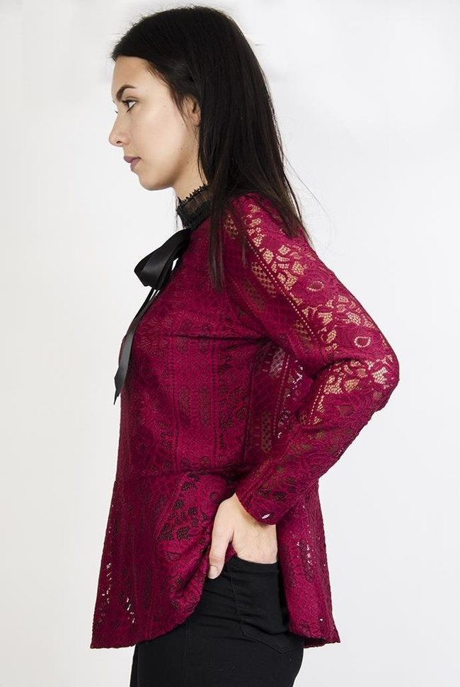 Bordowa bluzka z baskinką i czarnymi wstawkami