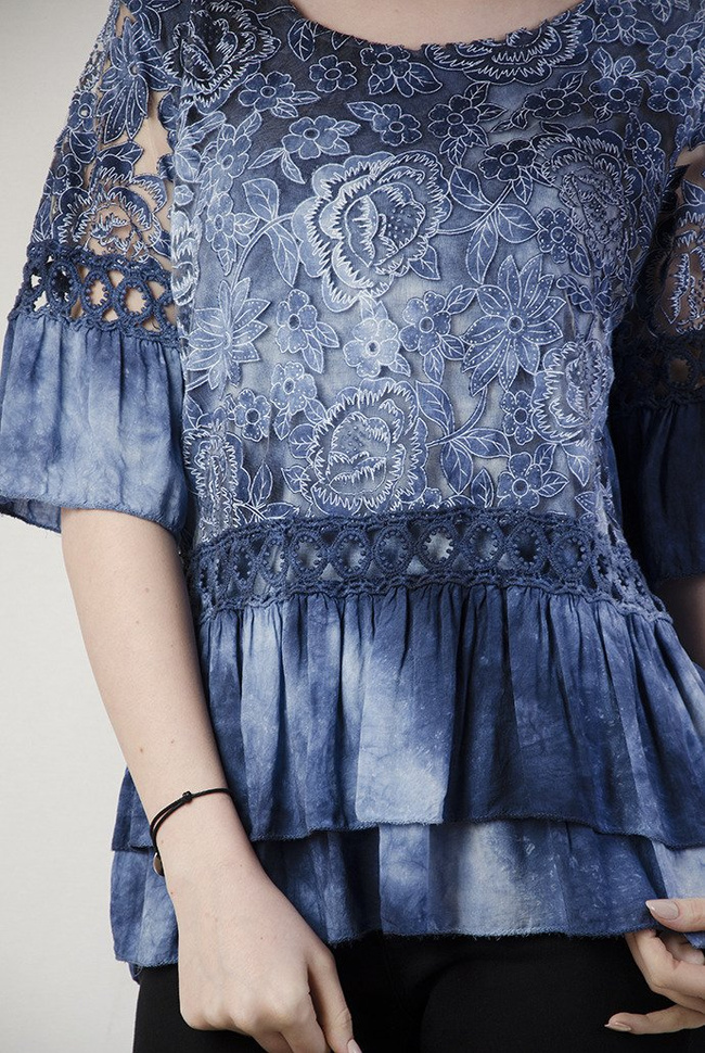 Niebieska, cieniowana bluzka z falbanką