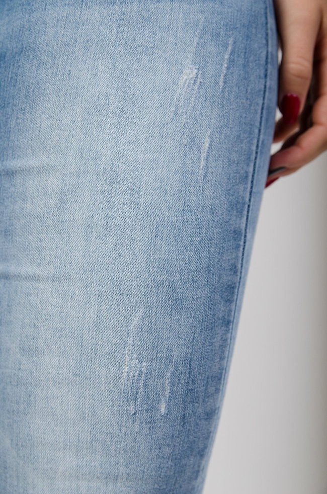 Jasne spodnie jeansowe Plus Size z prostą nogawką