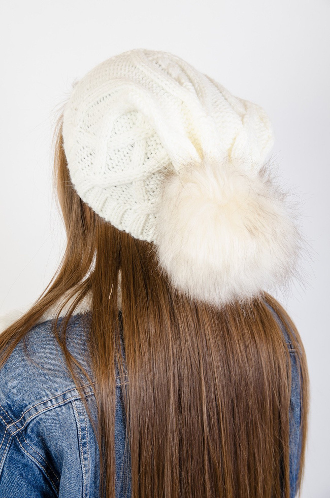 Kremowa przeplatana czapka z pomponem 