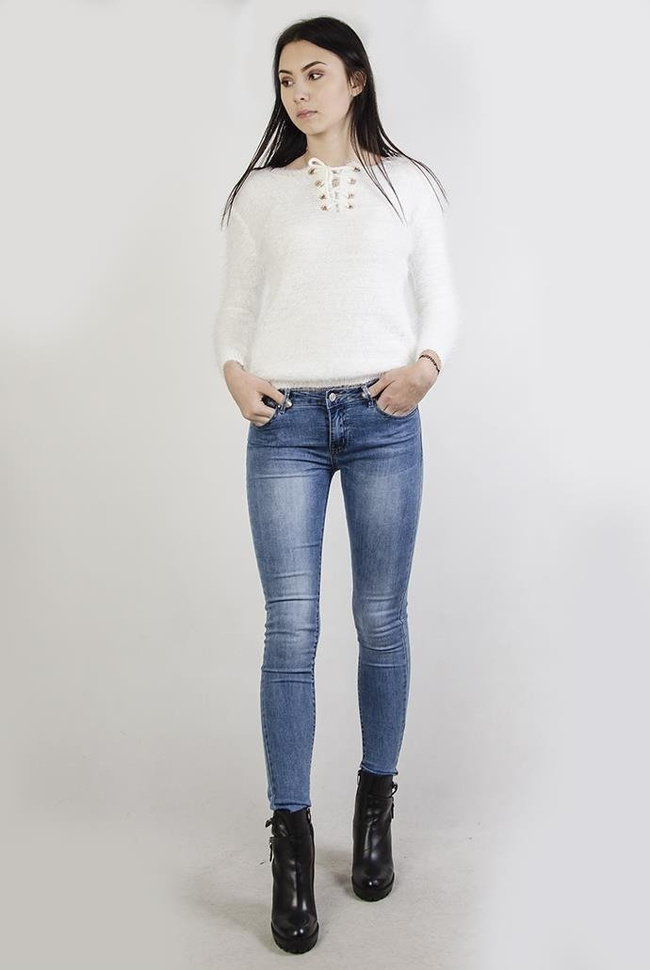 Biały, włochaty sweterek z wiązaniem w dekolcie