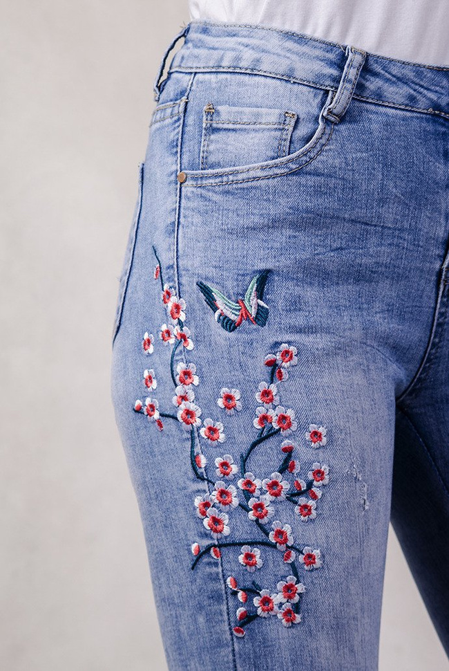 Jasne spodnie jeansowe z motywem kwiatowym