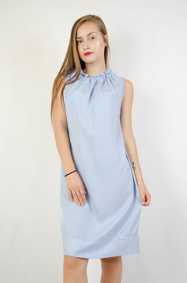 NIEBIESKA SUKIENKA Z MARSZCZENIEM PRZY SZYI