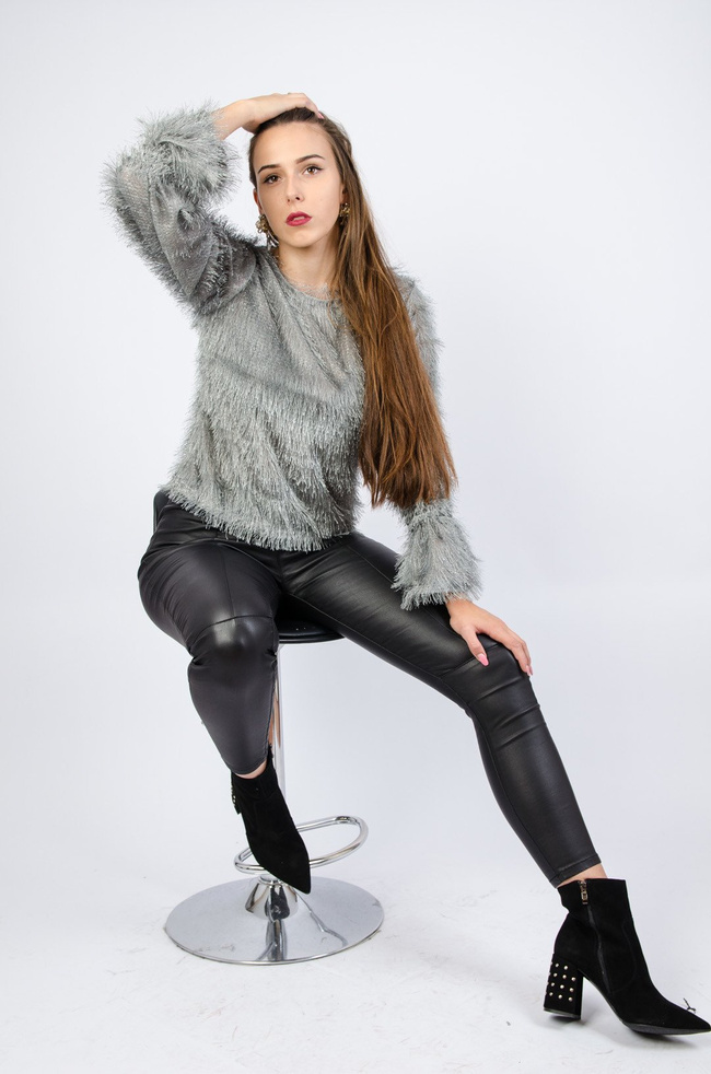 Srebrna włochata bluzka 