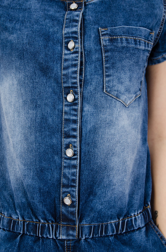 Krótki kombinezon jeansowy zapinany na guziki