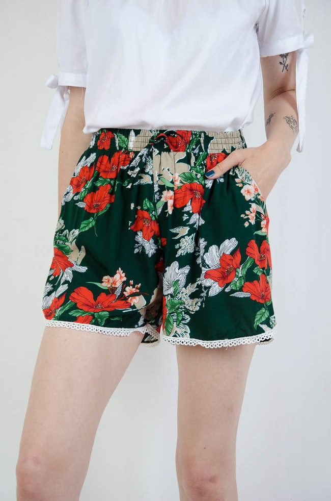 Zielone zwiewne spodenki w kwiaty