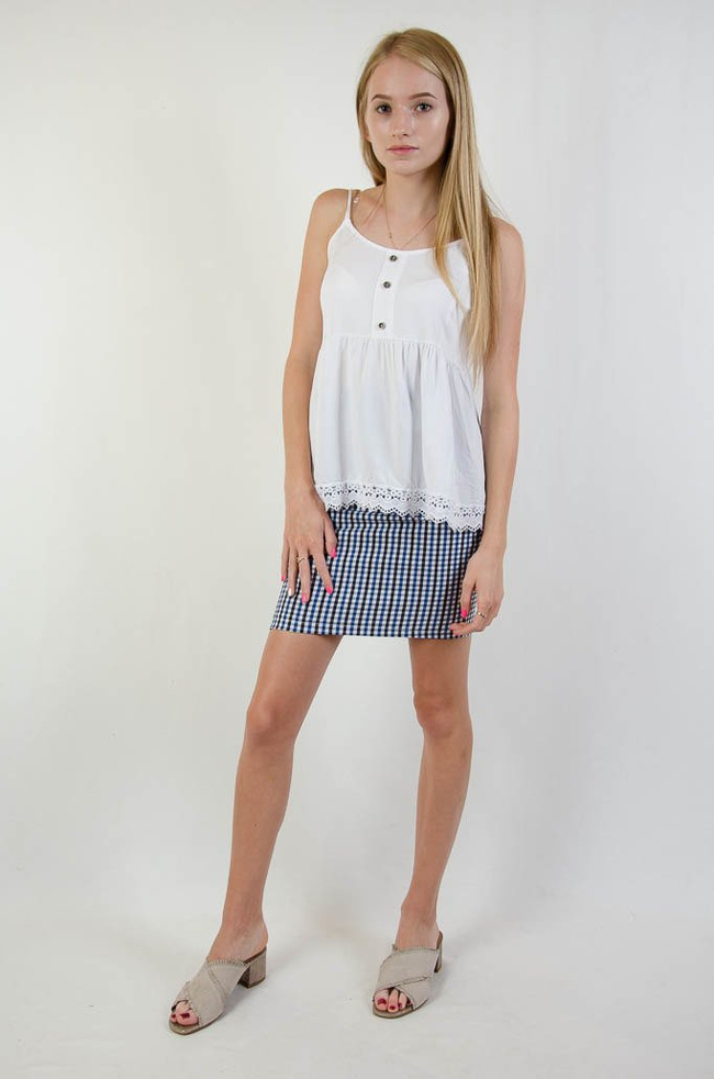 Biała bluzka na ramiączka z ażurowymi wstawkami, zapinana na guziki