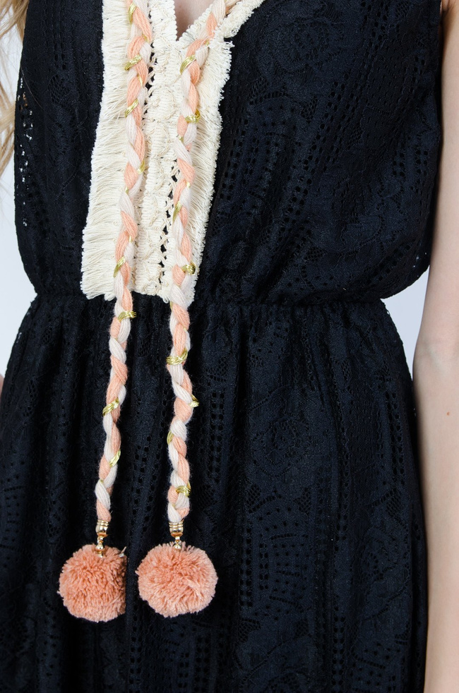Czarna krótka koronkowa sukienka z gumką w pasie oraz pomponami