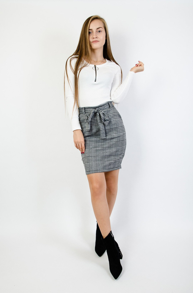 Elegancka spódnica w pepitkę wiązana w pasie