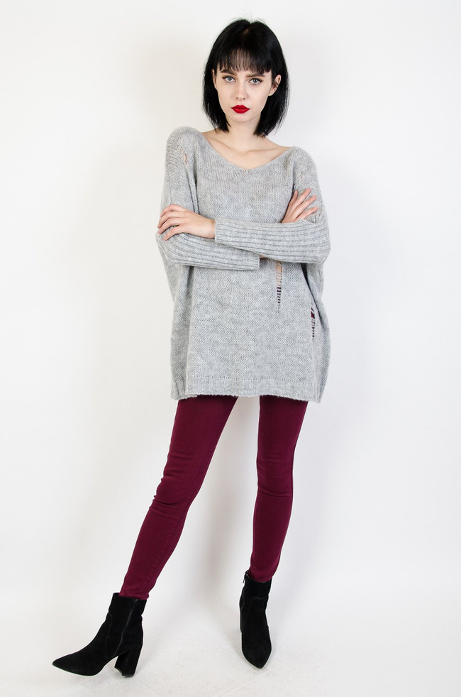 Luźny szary sweter z dziurami