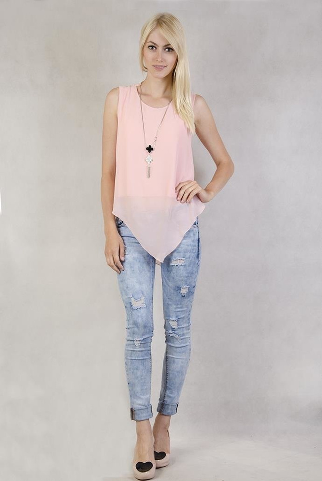 Asymetryczna różowa bluzka z wisiorkiem