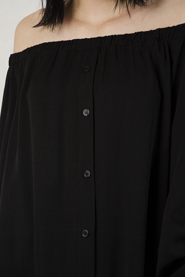 Czarna bluzka koszulowa z gumą w dekolcie