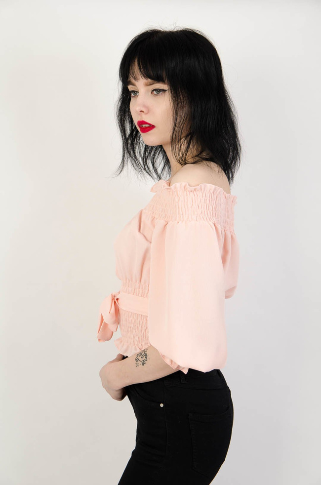 Różowy crop top z kokardą