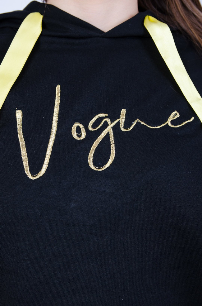 Czarna bluza z kapturem z napisem " vogue"