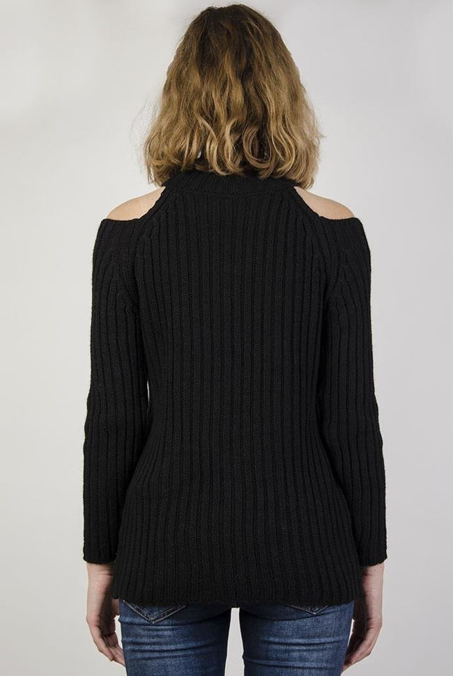 Czarny sweterek z odkrytymi ramionami i golfem