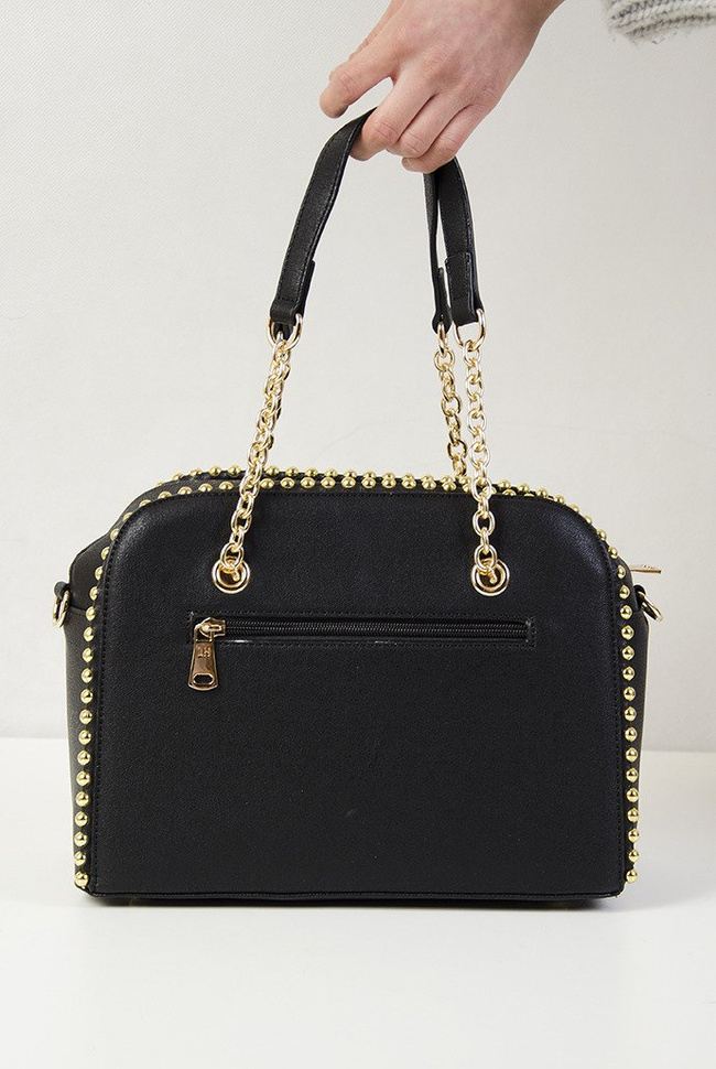 Czarna torebka typu kuferek ze złotymi ćwiekami
