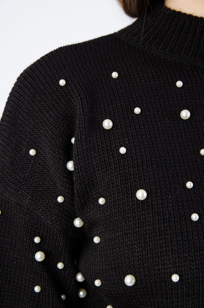 CZARNY SWETER Z KORALIKAMI