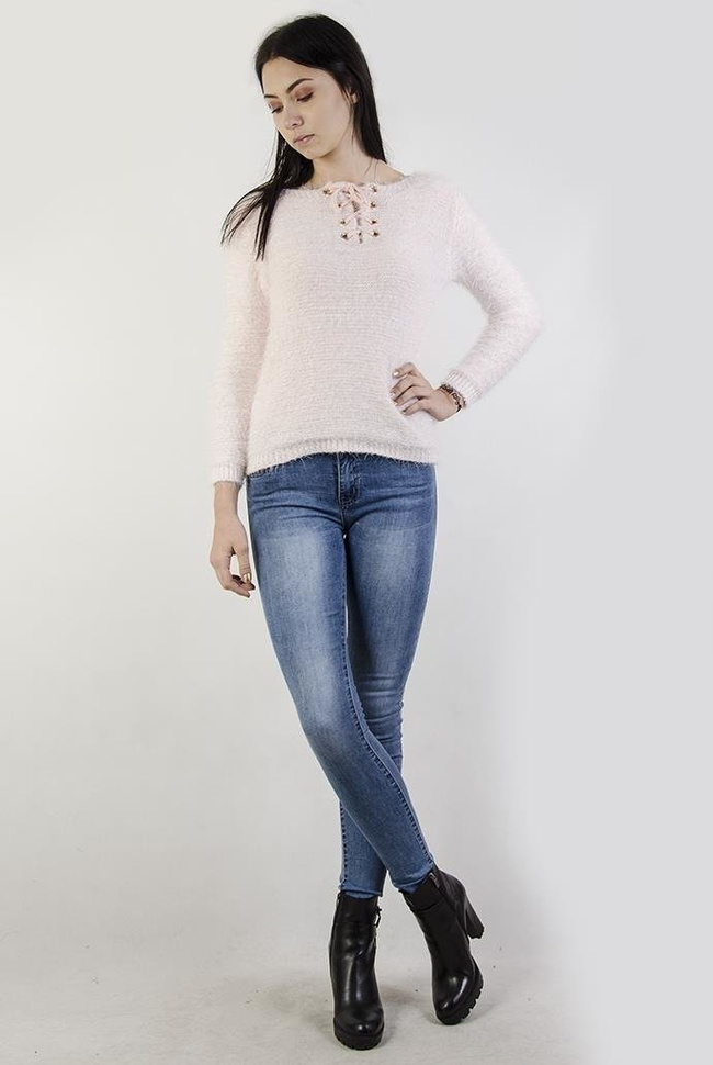 Jasnoróżowy, włochaty sweterek z wiązaniem w dekolcie