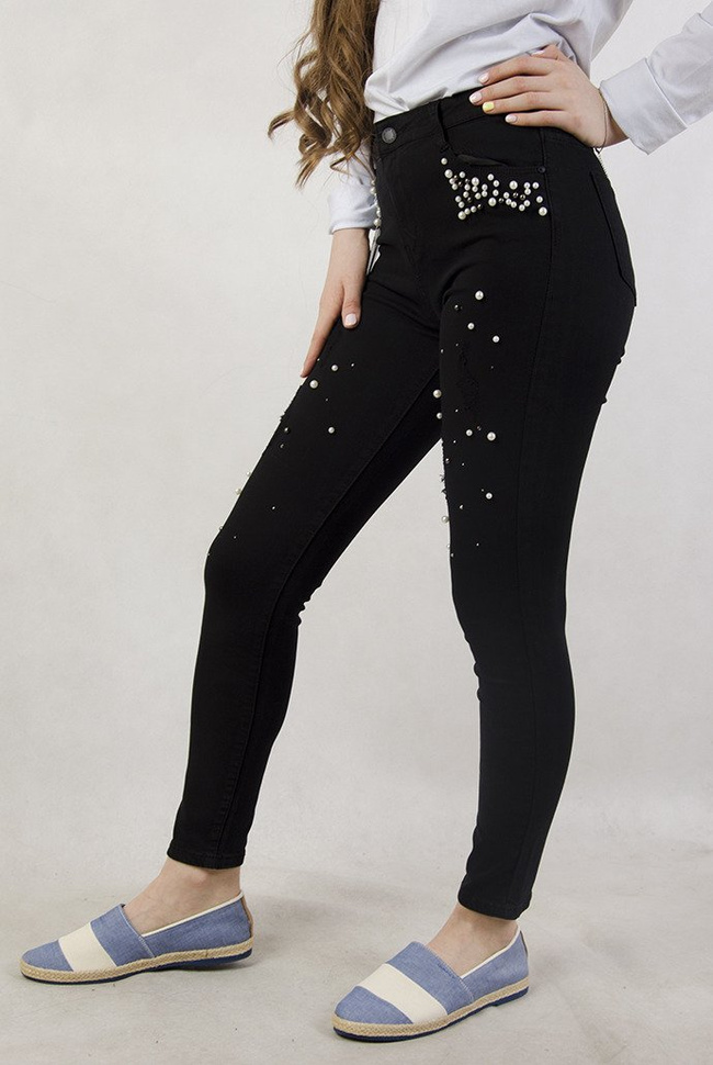 Czarne spodnie z przetarciami oraz koralikami