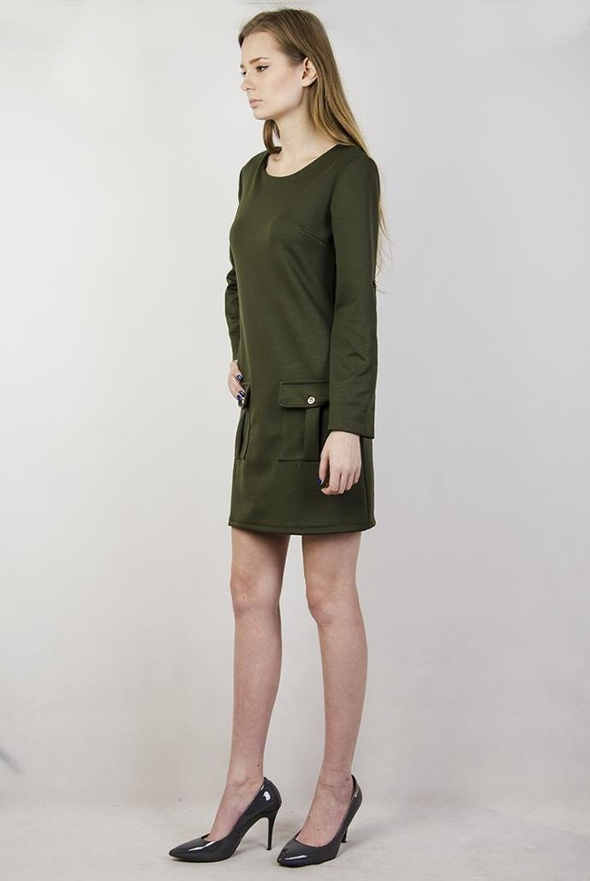 Zielona sukienka ze złotymi guzikami i kieszeniami