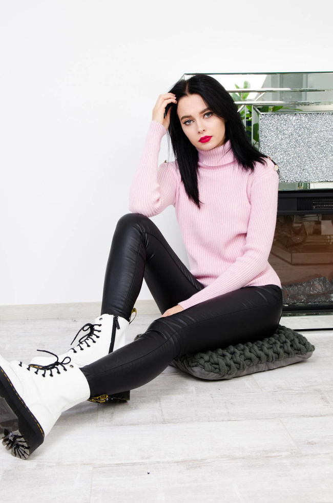 RÓŻOWY PRĄŻKOWANY GOLF ZE ZŁOTYMI GUZIKAMI