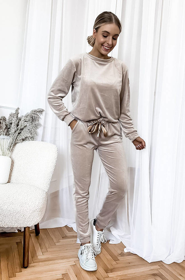 KOMPLET DRESOWY WELUROWY Z OZDOBNĄ NASZYWKĄ- BEŻOWY