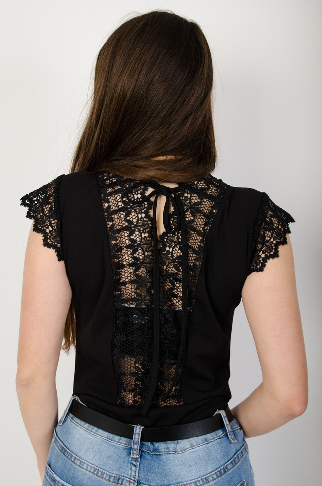 Czarne body z wstawkami z koronki