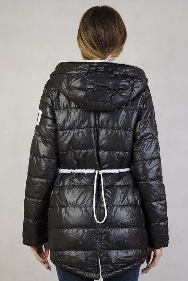 Pikowana kurtka z szarym zamkiem, ściągana z tyłu, czarna