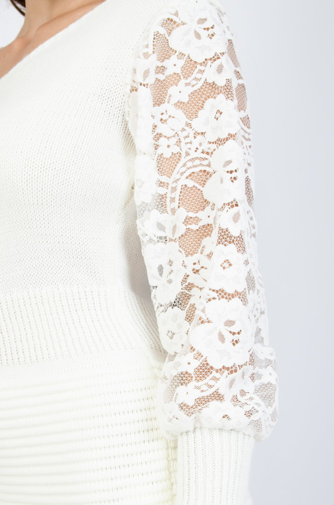 Biała dzianinowa sukienka z prążkowanym dołem