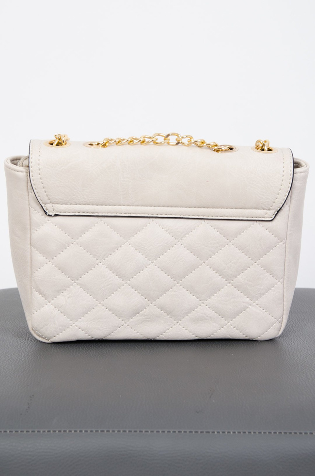 Kremowa pikowana torebka ze złotym łańcuszkiem