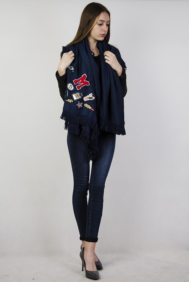 Granatowy szal z naszywkami