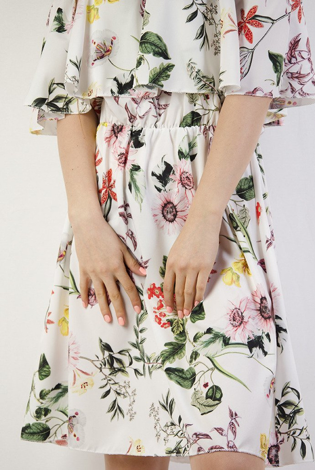 Biała sukienka w kwiatowy wzór z gumką w pasie