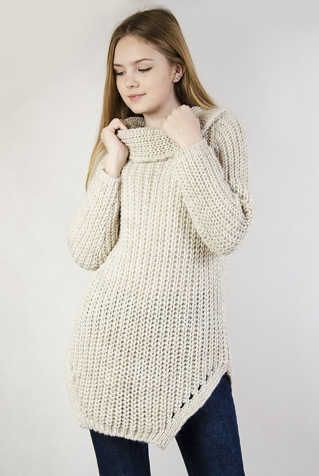 Beżowy sweter z luźnym golfem z rozcięciami po bokach