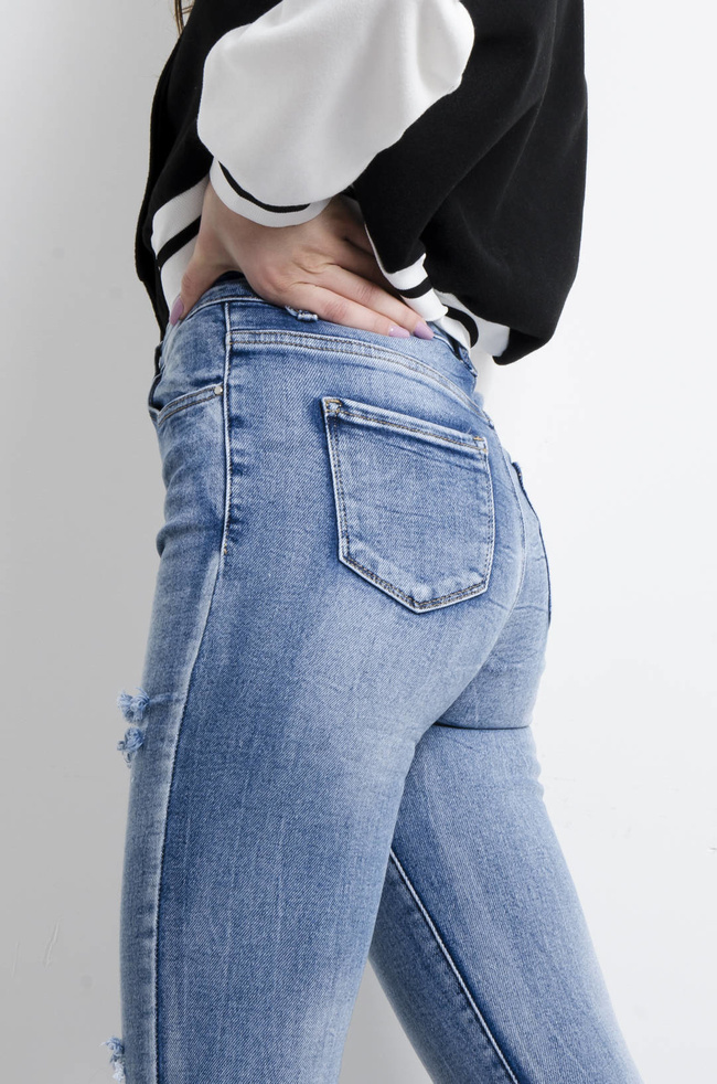SPODNIE JEANSOWE Z PRZETARCIAMI