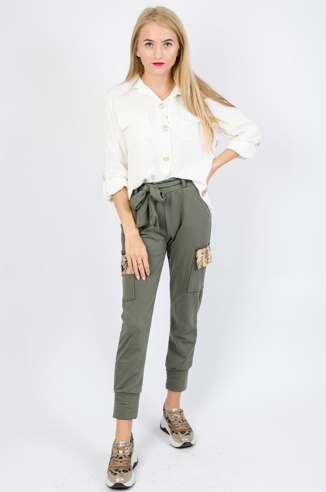 Zielone dresowe bojówki z cekinami na kieszeniach