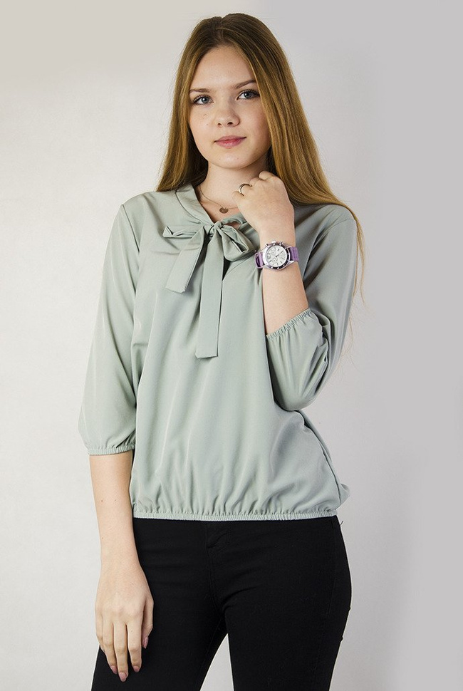 Jasnozielona bluzka z wiązaniem przy dekolcie