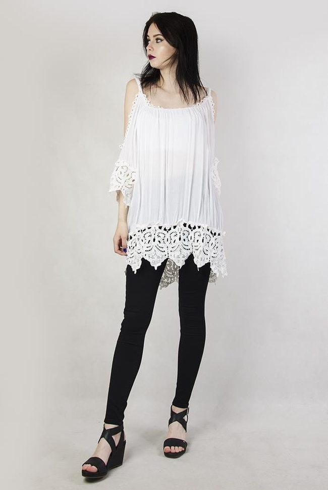 Biała bluzka z ażurowymi wstawkami i odkrytymi ramionami